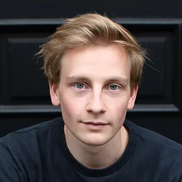 Portraitfoto des Schauspielers Leander Nummert, IAF Absolvent 2023