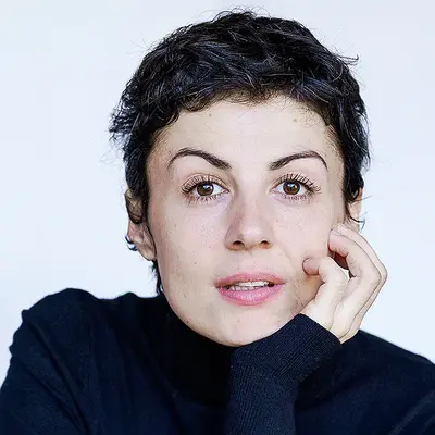 Portraitfoto von Liza Tzschirner, Dozentin für Schauspiel und Camera Actingan der IAF Filmschauspielschule Köln
