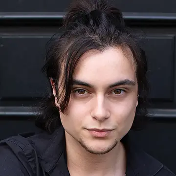 Portraitfoto des Schauspielers Rafael Alessandro, IAF Absolvent 2024