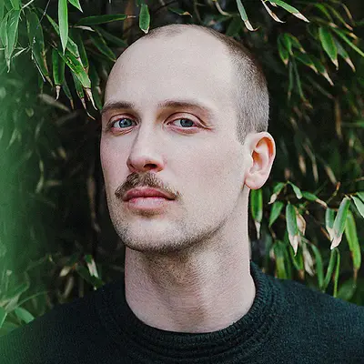 Portraitfoto von Marcu Krone, Dozent für Comedy an der IAF Filmschauspielschule Köln
