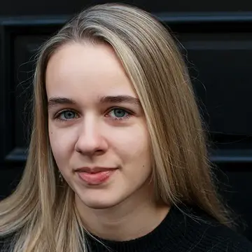 Portraitfoto der Schauspielerin Lisa-Marie Stenzel, IAF Absolventin 2022