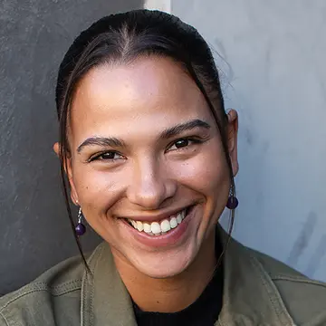 Portraitfoto der Schauspielerin Sophia Gök, IAF Absolventin 2024