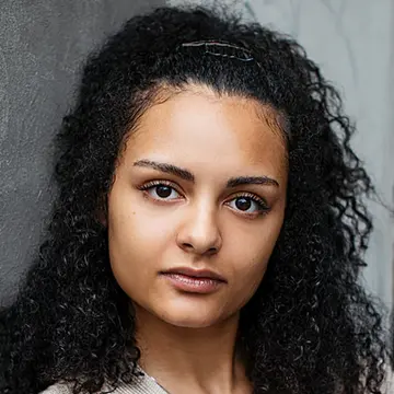 Portraitfoto der Schauspielerin Déborah Jo, IAF Absolventin 2021