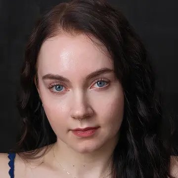Portraitfoto der Schauspielerin Fabienne Miehle, IAF Absolventin 2025