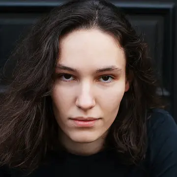 Portraitfoto der Schauspielerin Virginia Mörsch, IAF Absolventin 2022