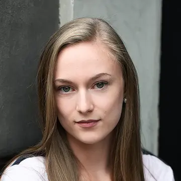 Portraitfoto der Schauspielerin Chiara Wierz, IAF Absolventin 2023