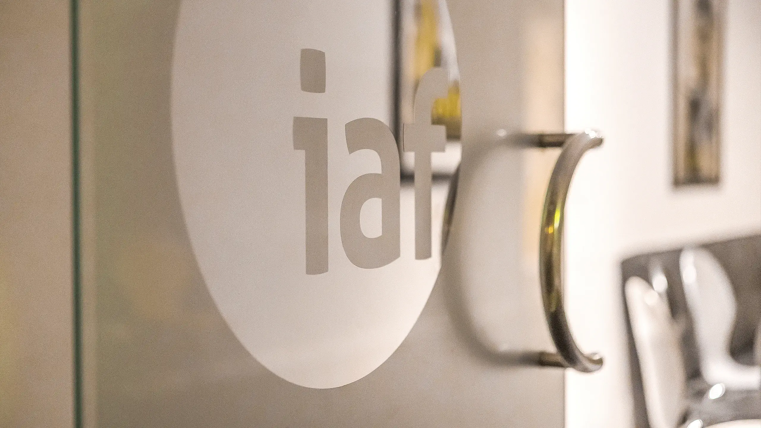 Glasscheibe der Eingangstür der IAF Schauspielschule mit IAF-Logo