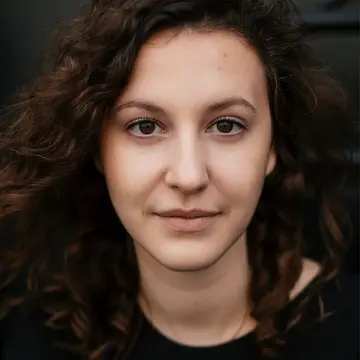 Portraitfoto der Schauspielerin Leonille Wittgenstein, IAF Absolventin 2020
