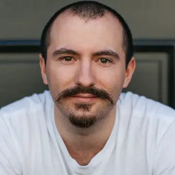 Portraitfoto des Schauspielers Frederic Marian Brungs, IAF Absolvent i2020
