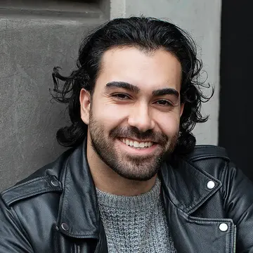 Portraitfoto des Schauspielers Metehan Demiröz, IAF Absolvent 2023