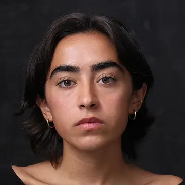 Portraitfoto der Schauspielerin Talia Dogan, IAF Absolventin 2025