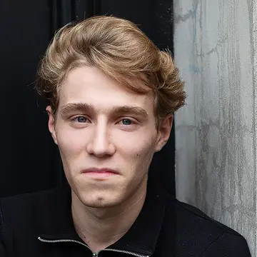 Portraitfoto des Schauspielers Enzo Hilgers, IAF Absolvent 2023