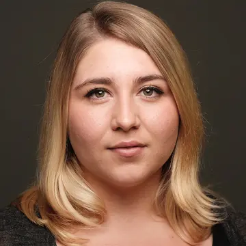 Portraitfoto der Schauspielerin Aylin Klement, IAF Absolventin 2017