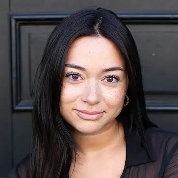 Portraitfoto der Schauspielerin Jasmin Ammourah, IAF Absolventin 2024