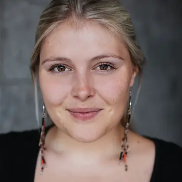 Portraitfoto der Schauspielerin Katrin Gettmann, IAF Absolventin 2018