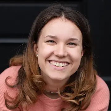 Portraitfoto der Schauspielerin Charlotta Jaccobeit, IAF Absolventin 2023