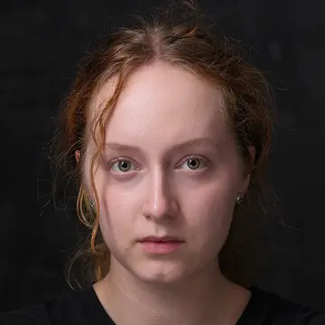 Portraitfoto der Schauspielerin Tabea Ludwig, IAF Absolventin 2025