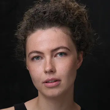 Portraitfoto der Schauspielerin Friederike Peters, IAF Absolventin 2025