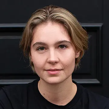 Portraitfoto der Schauspielerin Nella Dolder Burri, IAF Absolventin 2023