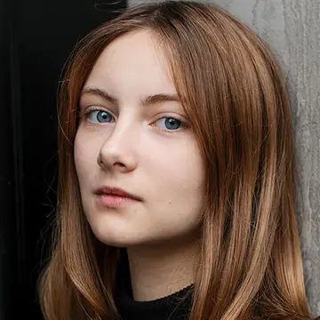 Portraitfoto der Schauspielerin Sonja Joanne Geller, IAF Absolventin 2021