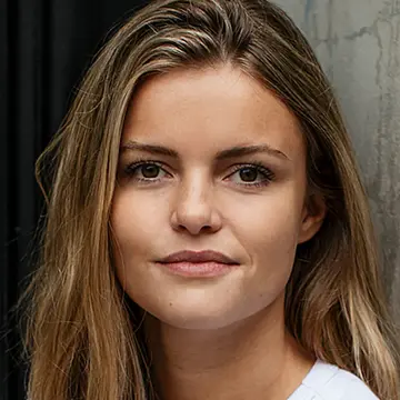 Portraitfoto der Schauspielerin Sarah Keuschnigg, IAF Absolventin 2021