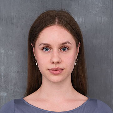 Portraitfoto der Schauspielerin Louisa Schimmel, IAF Absolventi 2026