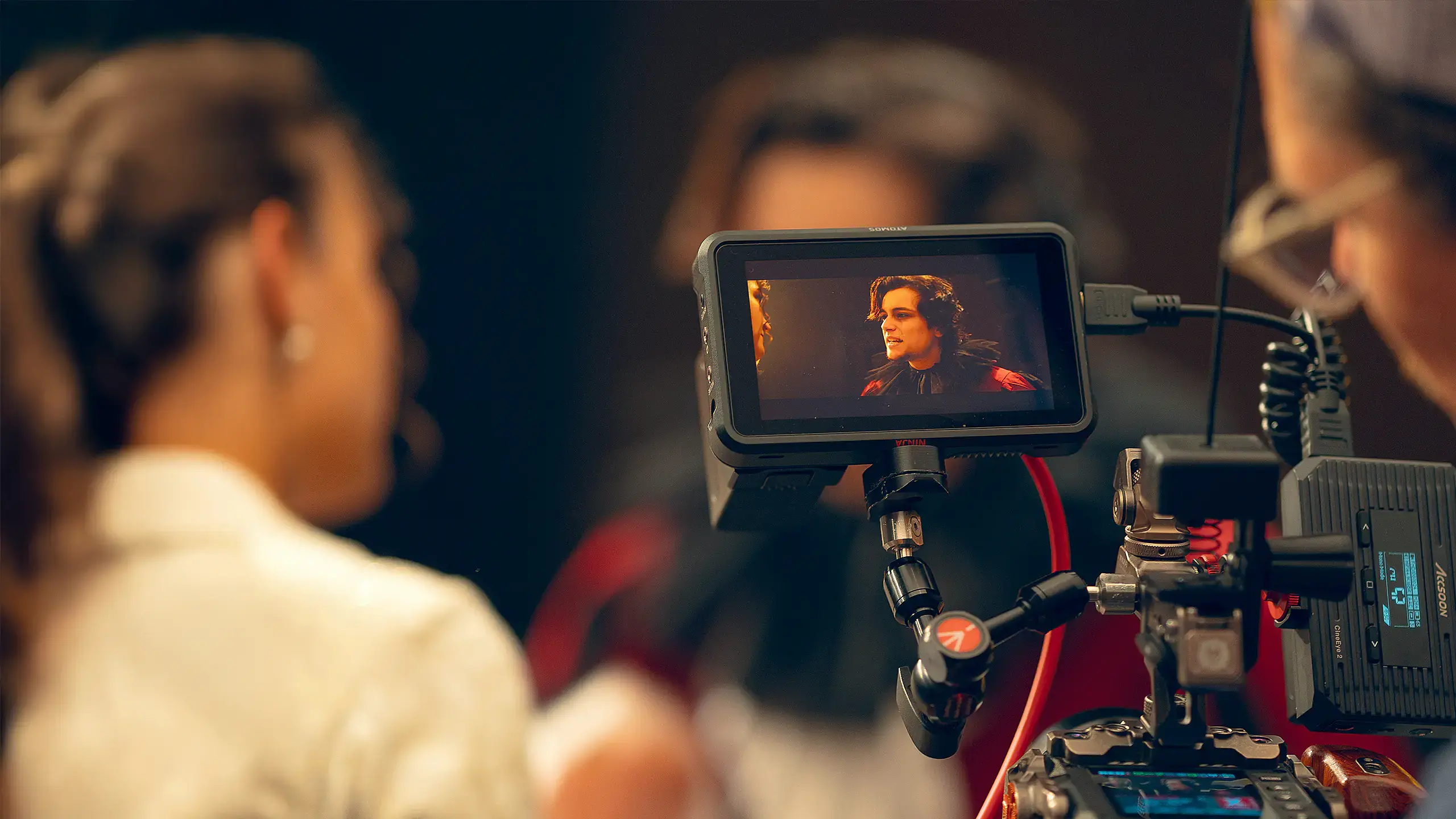 Blick auf einen Kameramonitor am Filmset mit Schauspieler auf dem Display