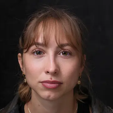 Portraitfoto der Schauspielerin Alina Ubben, IAF Absolventin 2025