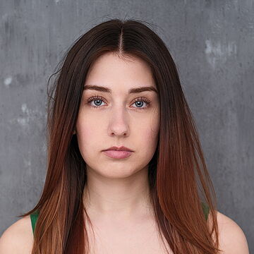 Portraitfoto der Schauspielerin Nadine Wilhelm, IAF Absolventi 2026