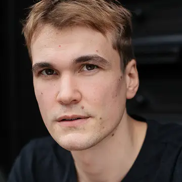 Portraitfoto des Schauspielers Alexander Zauner, IAF Absolvent 2019