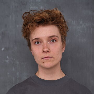 Portraitfoto der Schauspielerin Charlie Baumann, IAF Absolventin 2026