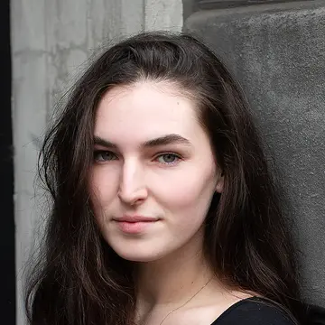 Portraitfoto der Schauspielerin Flavia Hunziker, IAF Absolventin 2023