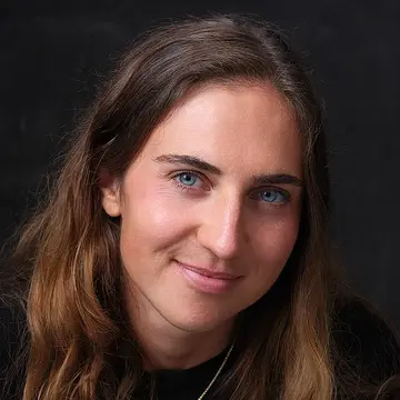 Portraitfoto der Schauspielerin Julika Vogelgesang, IAF Absolventin 2025