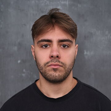 Portraitfoto des Schauspielers Damian Xhanari, IAF Absolvent 2026