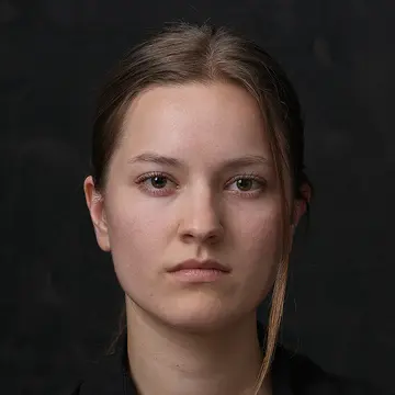 Portraitfoto der Schauspielerin Fanny Friedl, IAF Absolventin 2025
