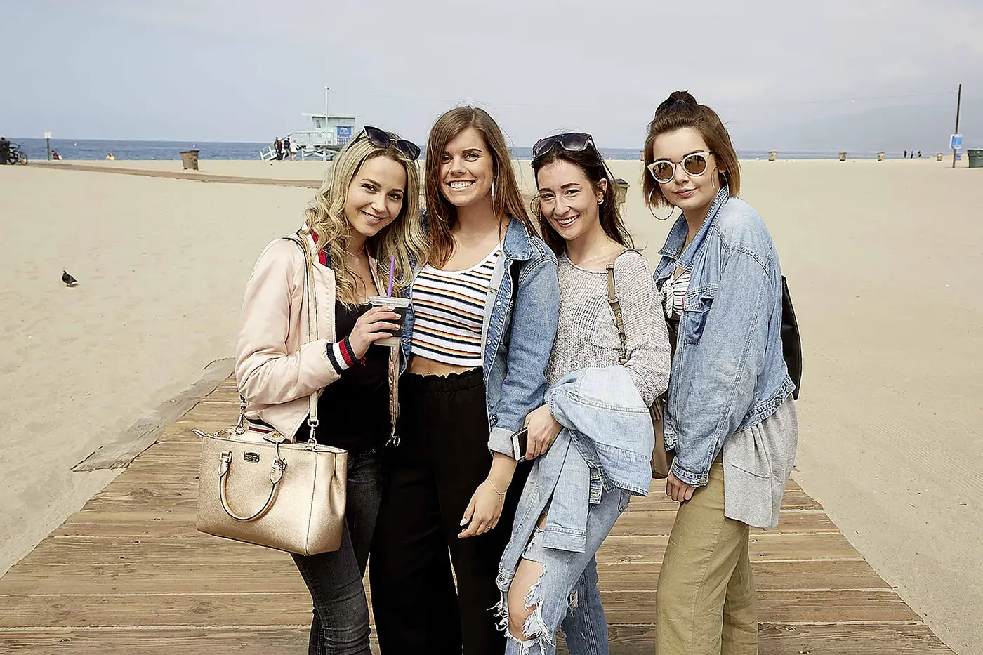 Vier Studentinnen lächeln auf der Promenade von Venice Beach, Los Angeles Studienfahrt der IAF 2018