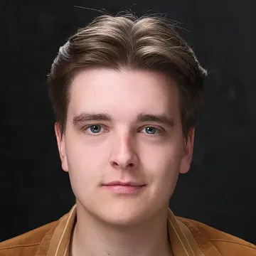Portraitfoto des Schauspielers Maik Cibura, IAF Absolvent 2025