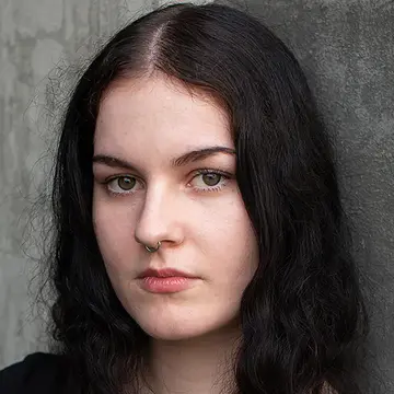 Portraitfoto der Schauspielerin Nele Riedl, IAF Absolventin 2024
