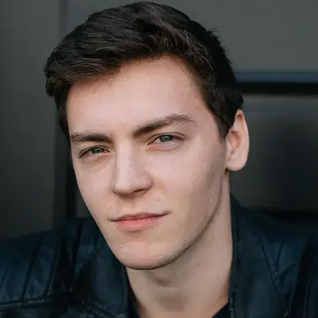 Portraitfoto des Schauspielers Maximilian Schneider, IAF Absolvent 2020