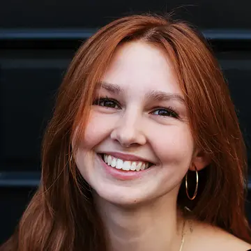 Portraitfoto der Schauspielerin Naoli Hinterberger, IAF Absolventin 2022