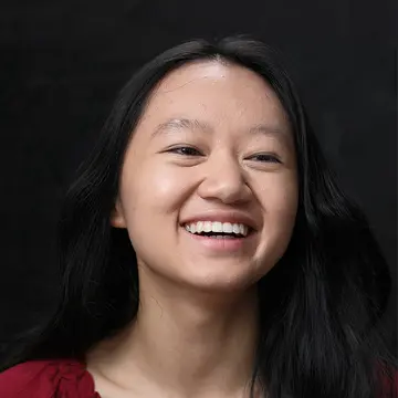 Portraitfoto der Schauspielerin Julia Rose Huynh, IAF Absolventin 2025