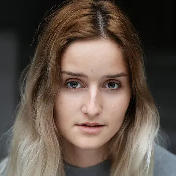 Portraitfoto der Schauspielerin Whitney Laurence Bründler, IAF Absolventin 2019
