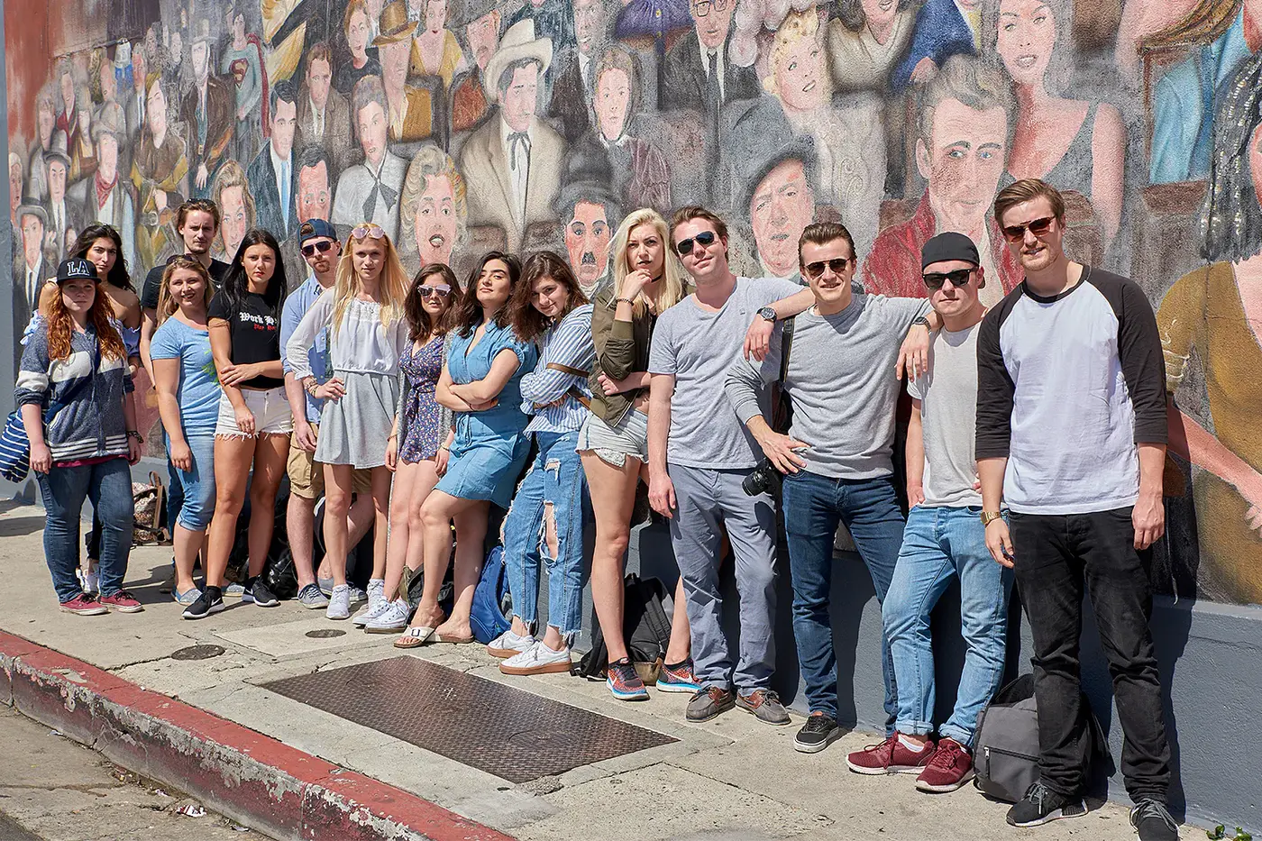 Gruppenfoto des Jahrgangs vor einem Wandbild mit Filmstars in Los Angeles, Studienfahrt der IAF 2017