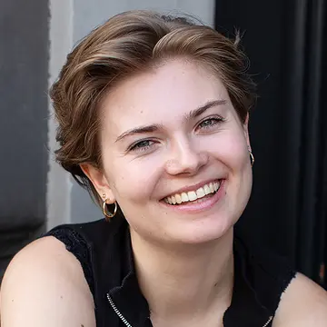 Portraitfoto der Schauspielerin Lena Allissat Müller, IAF Absolventin 2024
