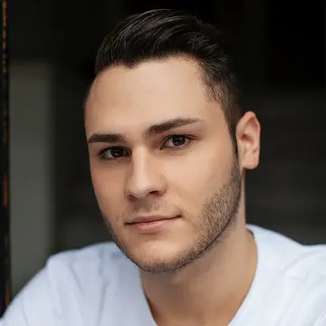 Portraitfoto des Schauspielers Ramon Friederich Harbecke, IAF Absolvent 2019