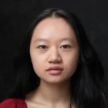 Portraitfoto der Schauspielerin Julia Rose Huynh, IAF Absolventin 2025