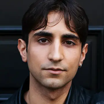 Portraitfoto des Schauspielers Sergen Meral, IAF Absolvent 2022