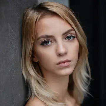 Portraitfoto der Schauspielerin Isabella Schmidtke, IAF Absolventin 2019