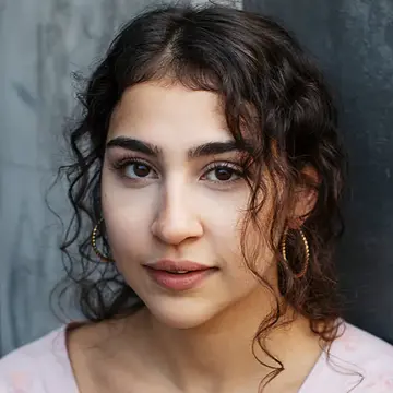 Portraitfoto der Schauspielerin Hanna Gharib, IAF Absolventin 2022