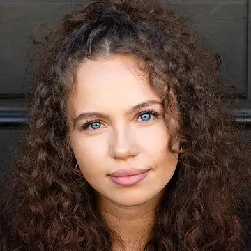 Portraitfoto der Schauspielerin Nadja Troickaja, IAF Absolventin 2024